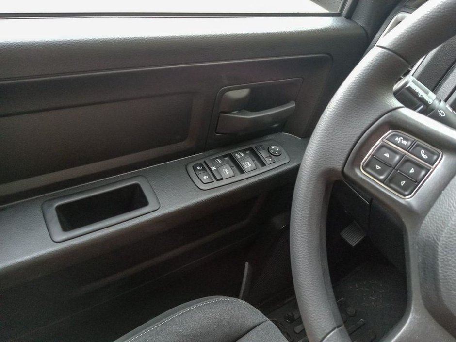 2024 Ram 1500 Classic TRADESMAN IN BRIGHT WHITE EQUIPPED WITH A 5.7L HEMI V8 , 4X4 , 8SPD TF AUTO , SXT PCKG , BACKUP CAM , AUTO LIGHTS , AC , CRUISE-15