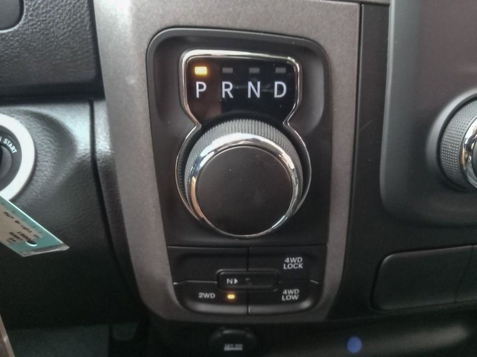 2024 Ram 1500 Classic TRADESMAN IN BRIGHT WHITE EQUIPPED WITH A 5.7L HEMI V8 , 4X4 , 8SPD TF AUTO , SXT PCKG , BACKUP CAM , AUTO LIGHTS , AC , CRUISE-16