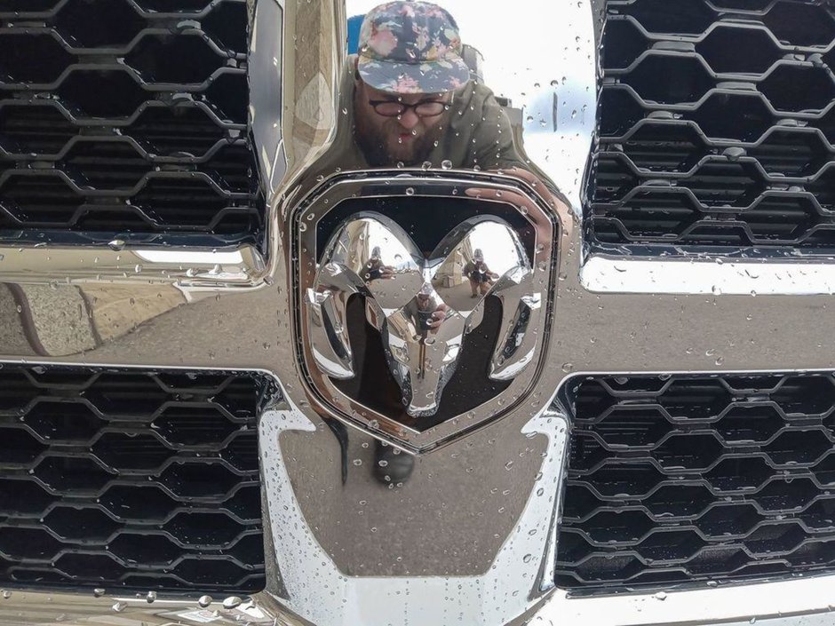 2024 Ram 1500 Classic TRADESMAN IN BRIGHT WHITE EQUIPPED WITH A 5.7L HEMI V8 , 4X4 , 8SPD TF AUTO , SXT PCKG , BACKUP CAM , AUTO LIGHTS , AC , CRUISE-8