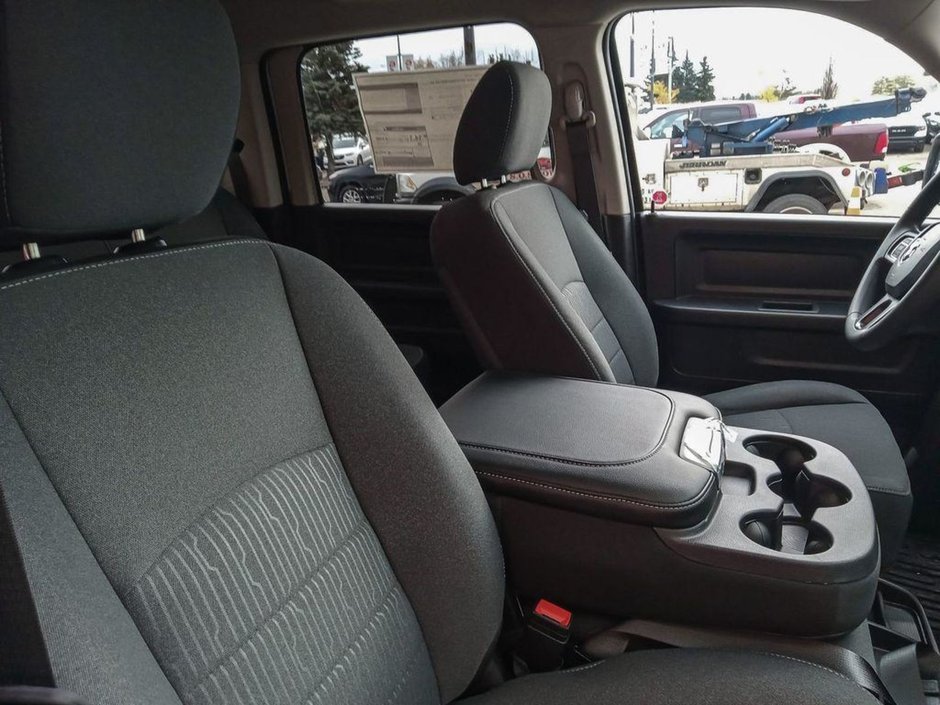 2024 Ram 1500 Classic TRADESMAN IN BRIGHT WHITE EQUIPPED WITH A 5.7L HEMI V8 , 4X4 , 8SPD TF AUTO , SXT PCKG , BACKUP CAM , AUTO LIGHTS , AC , CRUISE-20