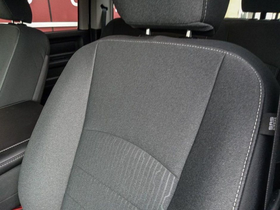 2024 Ram 1500 Classic TRADESMAN IN BRIGHT WHITE EQUIPPED WITH A 5.7L HEMI V8 , 4X4 , 8SPD TF AUTO , SXT PCKG , BACKUP CAM , AUTO LIGHTS , AC , CRUISE-18