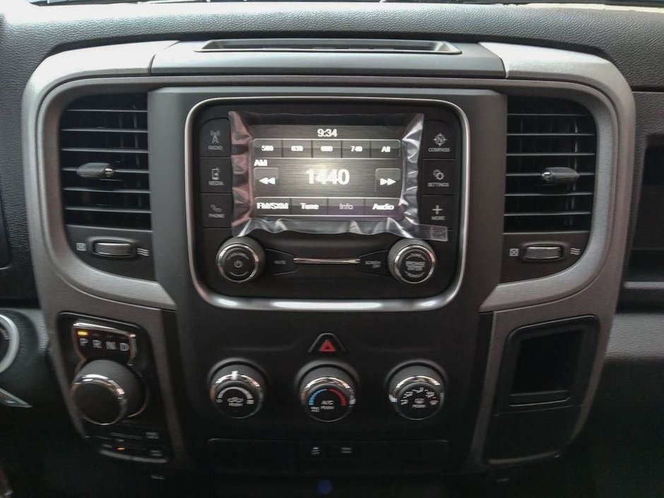 2024 Ram 1500 Classic TRADESMAN IN BRIGHT WHITE EQUIPPED WITH A 5.7L HEMI V8 , 4X4 , 8SPD TF AUTO , SXT PCKG , BACKUP CAM , AUTO LIGHTS , AC , CRUISE-17