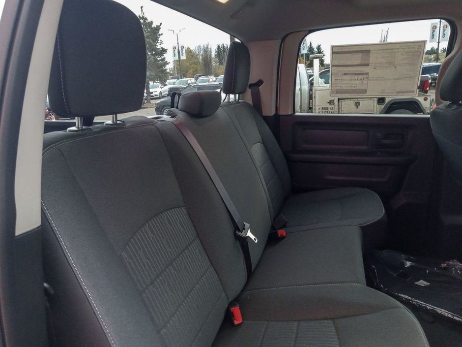 2024 Ram 1500 Classic TRADESMAN IN BRIGHT WHITE EQUIPPED WITH A 5.7L HEMI V8 , 4X4 , 8SPD TF AUTO , SXT PCKG , BACKUP CAM , AUTO LIGHTS , AC , CRUISE-21