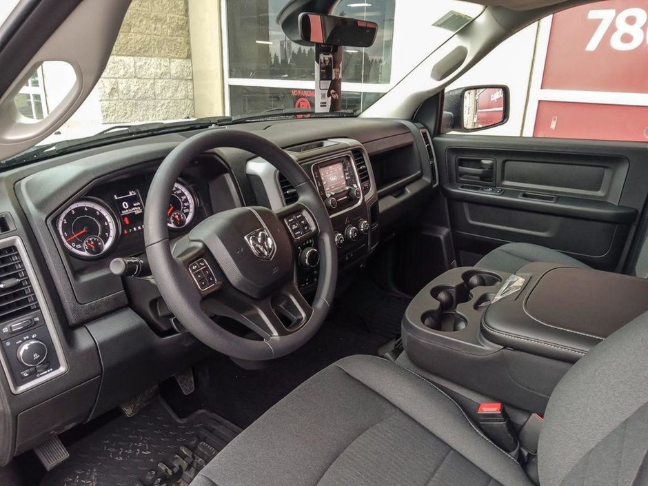 2024 Ram 1500 Classic TRADESMAN IN BRIGHT WHITE EQUIPPED WITH A 5.7L HEMI V8 , 4X4 , 8SPD TF AUTO , SXT PCKG , BACKUP CAM , AUTO LIGHTS , AC , CRUISE-11