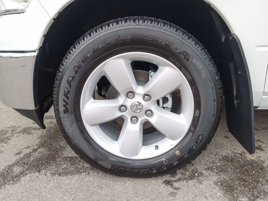 2024 Ram 1500 Classic TRADESMAN IN BRIGHT WHITE EQUIPPED WITH A 5.7L HEMI V8 , 4X4 , 8SPD TF AUTO , SXT PCKG , BACKUP CAM , AUTO LIGHTS , AC , CRUISE-5