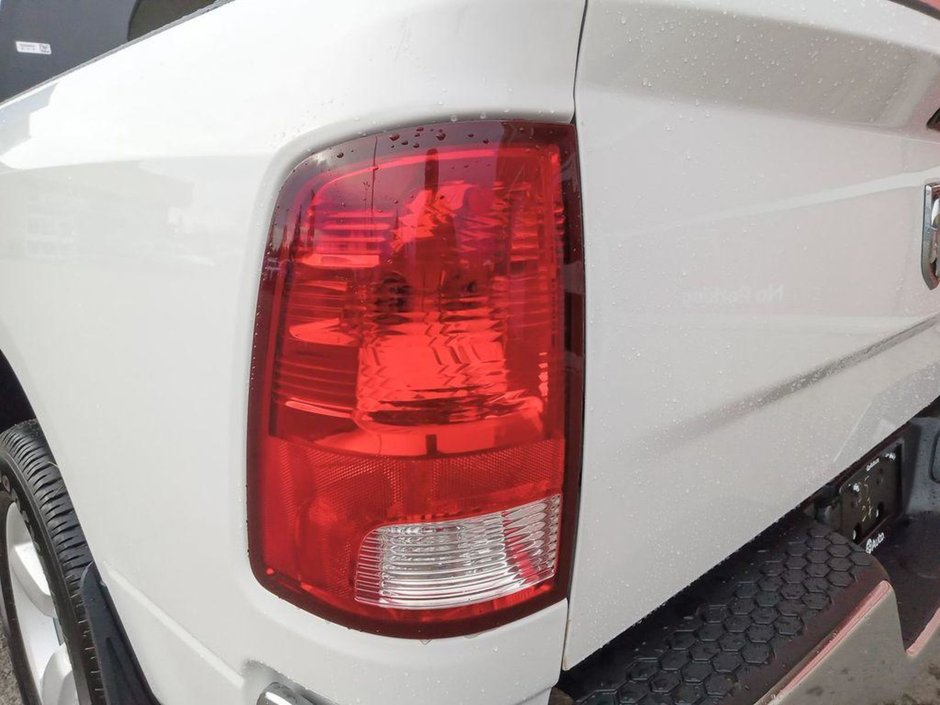 2024 Ram 1500 Classic TRADESMAN IN BRIGHT WHITE EQUIPPED WITH A 5.7L HEMI V8 , 4X4 , 8SPD TF AUTO , SXT PCKG , BACKUP CAM , AUTO LIGHTS , AC , CRUISE-10