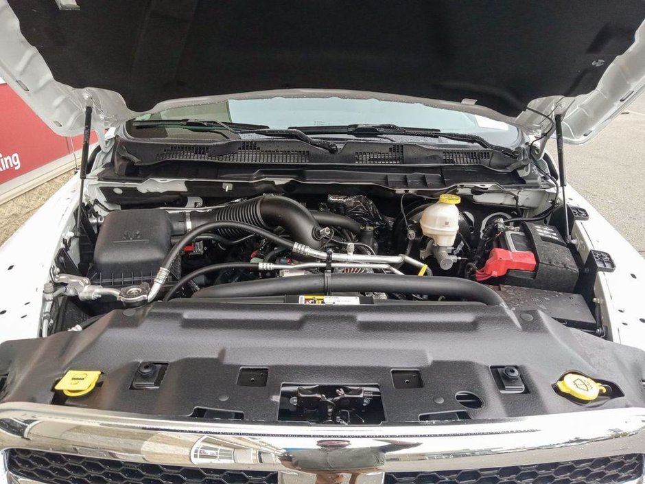 2024 Ram 1500 Classic TRADESMAN IN BRIGHT WHITE EQUIPPED WITH A 5.7L HEMI V8 , 4X4 , 8SPD TF AUTO , SXT PCKG , BACKUP CAM , AUTO LIGHTS , AC , CRUISE-9