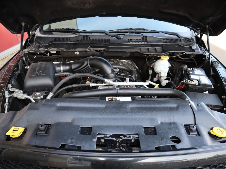 2017 Ram 1500 SPORT IN BRILLIANT BLACK EQUIPPED WITH A 5.7L HEMI V8 , 4X4 , 8SPD TF AUTO , BACKUP CAM , 121L TANK , SUNROOF , BLACK PCKG , 20I-26