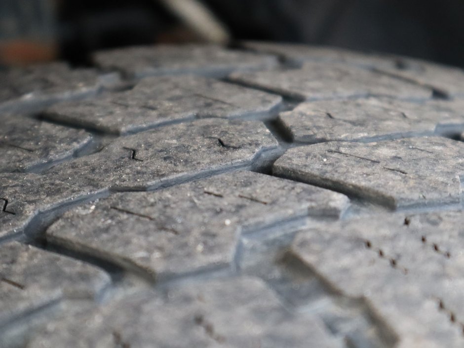 2017 Ram 1500 SPORT IN BRILLIANT BLACK EQUIPPED WITH A 5.7L HEMI V8 , 4X4 , 8SPD TF AUTO , BACKUP CAM , 121L TANK , SUNROOF , BLACK PCKG , 20I-5