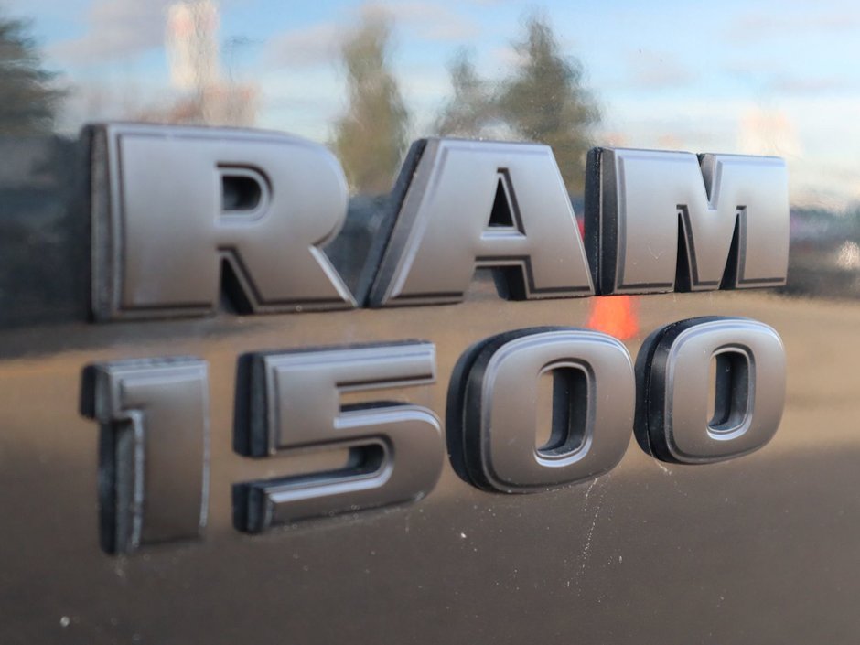 2017 Ram 1500 SPORT IN BRILLIANT BLACK EQUIPPED WITH A 5.7L HEMI V8 , 4X4 , 8SPD TF AUTO , BACKUP CAM , 121L TANK , SUNROOF , BLACK PCKG , 20I-11