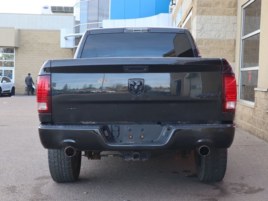 2017 Ram 1500 SPORT IN BRILLIANT BLACK EQUIPPED WITH A 5.7L HEMI V8 , 4X4 , 8SPD TF AUTO , BACKUP CAM , 121L TANK , SUNROOF , BLACK PCKG , 20I-8