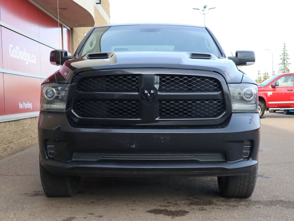 2017 Ram 1500 SPORT IN BRILLIANT BLACK EQUIPPED WITH A 5.7L HEMI V8 , 4X4 , 8SPD TF AUTO , BACKUP CAM , 121L TANK , SUNROOF , BLACK PCKG , 20I-1