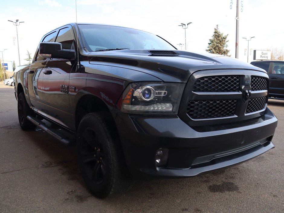 2017 Ram 1500 SPORT IN BRILLIANT BLACK EQUIPPED WITH A 5.7L HEMI V8 , 4X4 , 8SPD TF AUTO , BACKUP CAM , 121L TANK , SUNROOF , BLACK PCKG , 20I-10