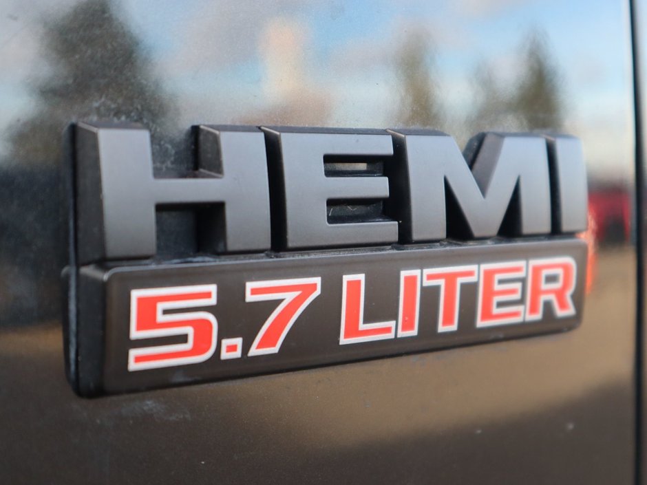 2017 Ram 1500 SPORT IN BRILLIANT BLACK EQUIPPED WITH A 5.7L HEMI V8 , 4X4 , 8SPD TF AUTO , BACKUP CAM , 121L TANK , SUNROOF , BLACK PCKG , 20I-12