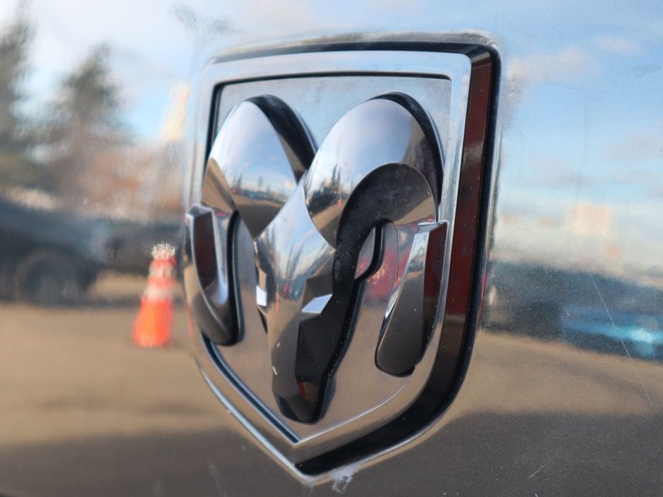 2017 Ram 1500 SPORT IN BRILLIANT BLACK EQUIPPED WITH A 5.7L HEMI V8 , 4X4 , 8SPD TF AUTO , BACKUP CAM , 121L TANK , SUNROOF , BLACK PCKG , 20I-13