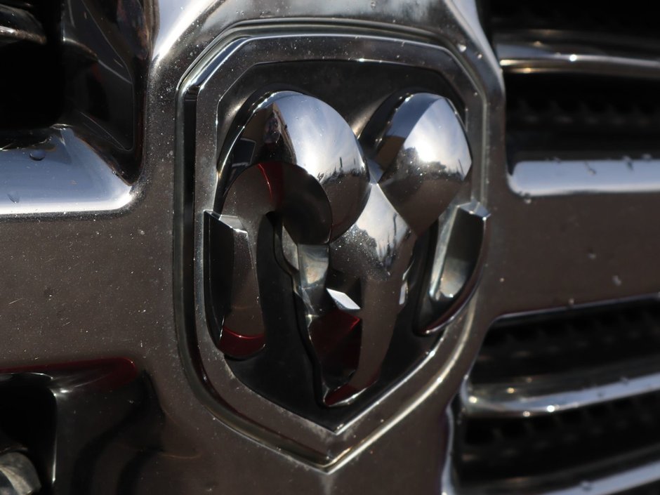 2017 Ram 1500 BIG HORN IN RED PEARL EQUIPPED WITH A 5.7L HEMI V8 , 4X4 , 8SPD TF AUTO , DUAL ZONE AC , 121L TANK , BACKUP CAM , PARK SENSE , R-2