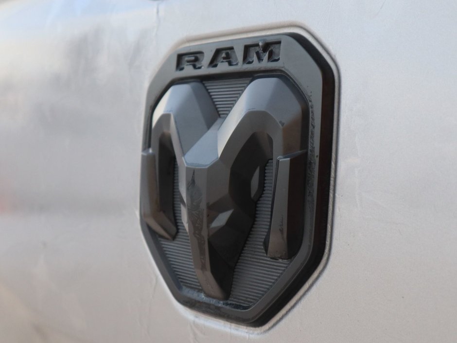 2020 Ram 1500 SPORT IN BILLET METALLIC EQUIPPED WITH A 5.7L HEMI V8 , 4X4 , 8SPD AUTO , 22INCH RIMS , SPORT HOOD , PWR RUNNING BOARDS , 125L T-13