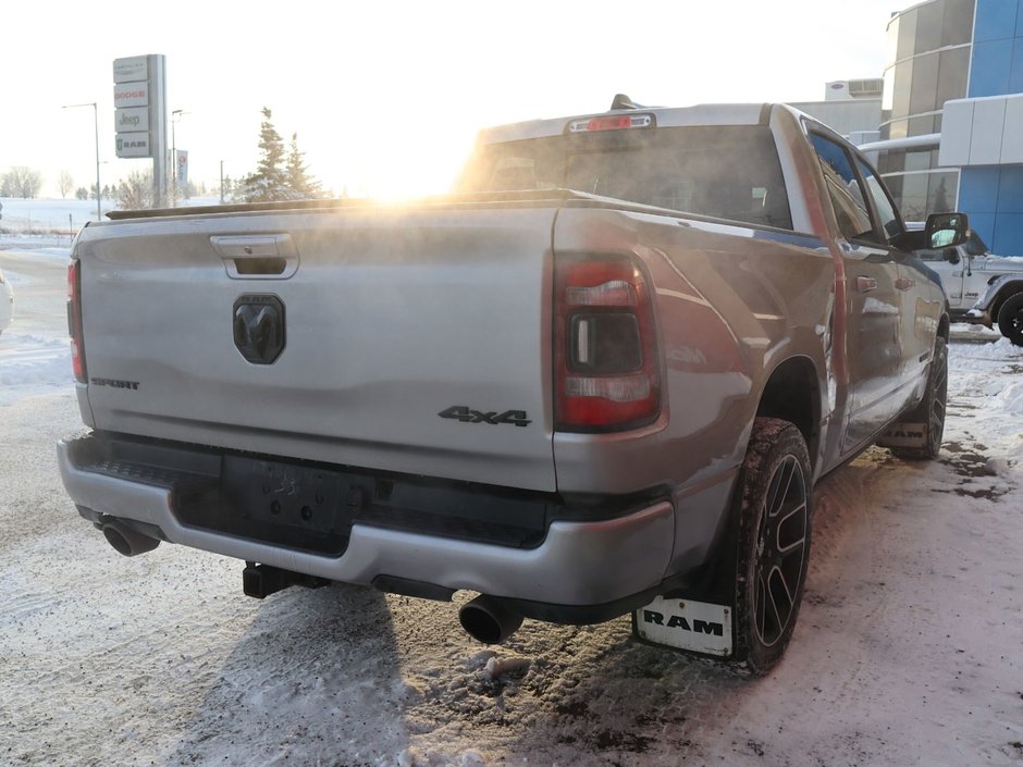 2020 Ram 1500 SPORT IN BILLET METALLIC EQUIPPED WITH A 5.7L HEMI V8 , 4X4 , 8SPD AUTO , 22INCH RIMS , SPORT HOOD , PWR RUNNING BOARDS , 125L T-9