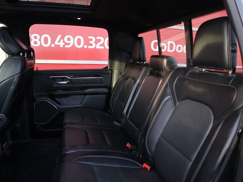 2020 Ram 1500 SPORT IN BILLET METALLIC EQUIPPED WITH A 5.7L HEMI V8 , 4X4 , 8SPD AUTO , 22INCH RIMS , SPORT HOOD , PWR RUNNING BOARDS , 125L T-21