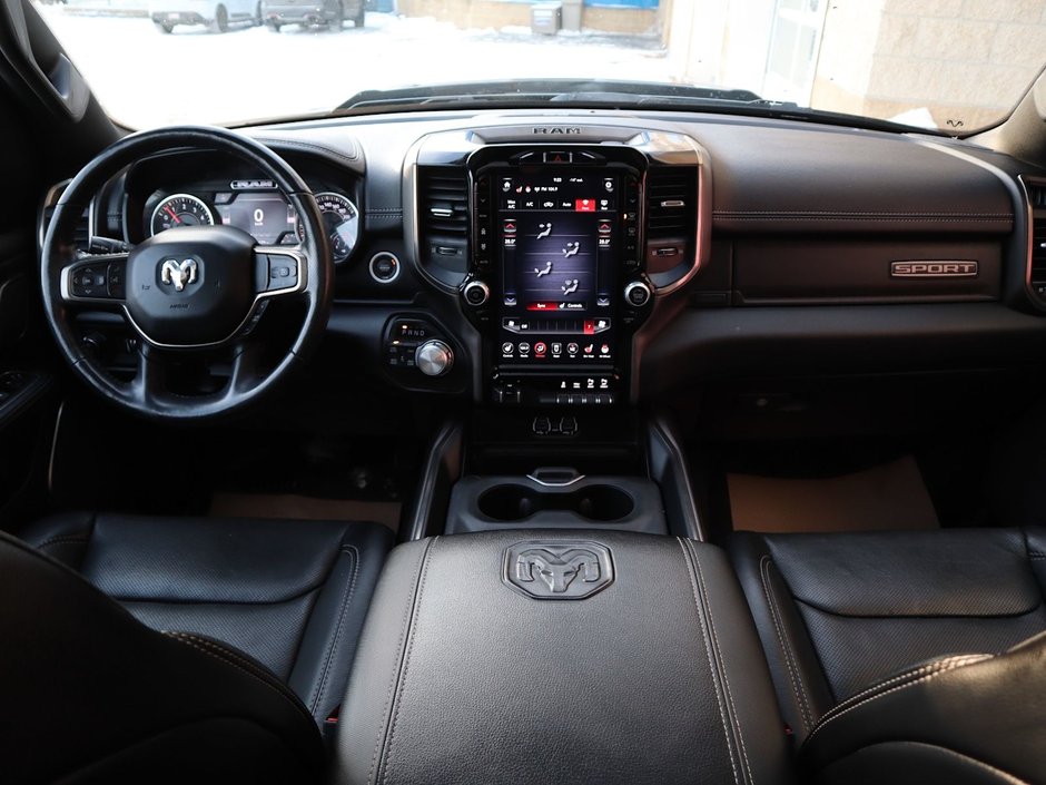 2020 Ram 1500 SPORT IN BILLET METALLIC EQUIPPED WITH A 5.7L HEMI V8 , 4X4 , 8SPD AUTO , 22INCH RIMS , SPORT HOOD , PWR RUNNING BOARDS , 125L T-24