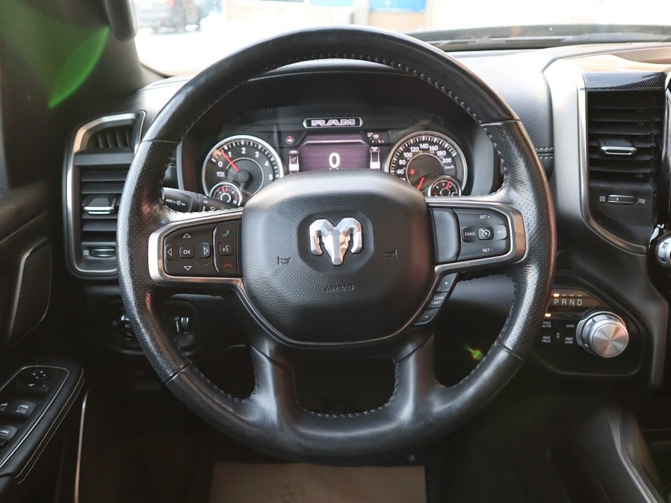 2020 Ram 1500 SPORT IN BILLET METALLIC EQUIPPED WITH A 5.7L HEMI V8 , 4X4 , 8SPD AUTO , 22INCH RIMS , SPORT HOOD , PWR RUNNING BOARDS , 125L T-26