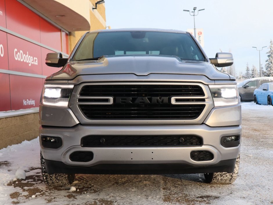 2020 Ram 1500 SPORT IN BILLET METALLIC EQUIPPED WITH A 5.7L HEMI V8 , 4X4 , 8SPD AUTO , 22INCH RIMS , SPORT HOOD , PWR RUNNING BOARDS , 125L T-1