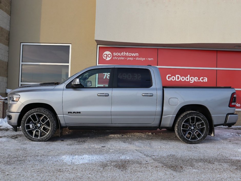 2020 Ram 1500 SPORT IN BILLET METALLIC EQUIPPED WITH A 5.7L HEMI V8 , 4X4 , 8SPD AUTO , 22INCH RIMS , SPORT HOOD , PWR RUNNING BOARDS , 125L T-6