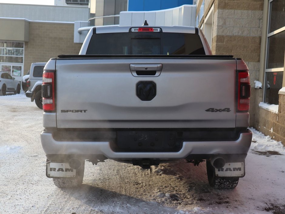 2020 Ram 1500 SPORT IN BILLET METALLIC EQUIPPED WITH A 5.7L HEMI V8 , 4X4 , 8SPD AUTO , 22INCH RIMS , SPORT HOOD , PWR RUNNING BOARDS , 125L T-8
