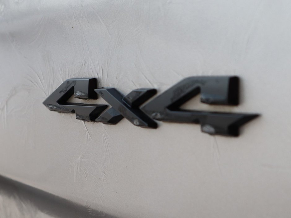 2020 Ram 1500 SPORT IN BILLET METALLIC EQUIPPED WITH A 5.7L HEMI V8 , 4X4 , 8SPD AUTO , 22INCH RIMS , SPORT HOOD , PWR RUNNING BOARDS , 125L T-15