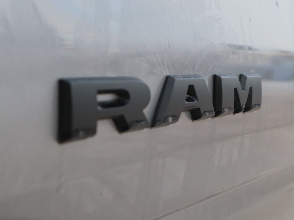 2020 Ram 1500 SPORT IN BILLET METALLIC EQUIPPED WITH A 5.7L HEMI V8 , 4X4 , 8SPD AUTO , 22INCH RIMS , SPORT HOOD , PWR RUNNING BOARDS , 125L T-12