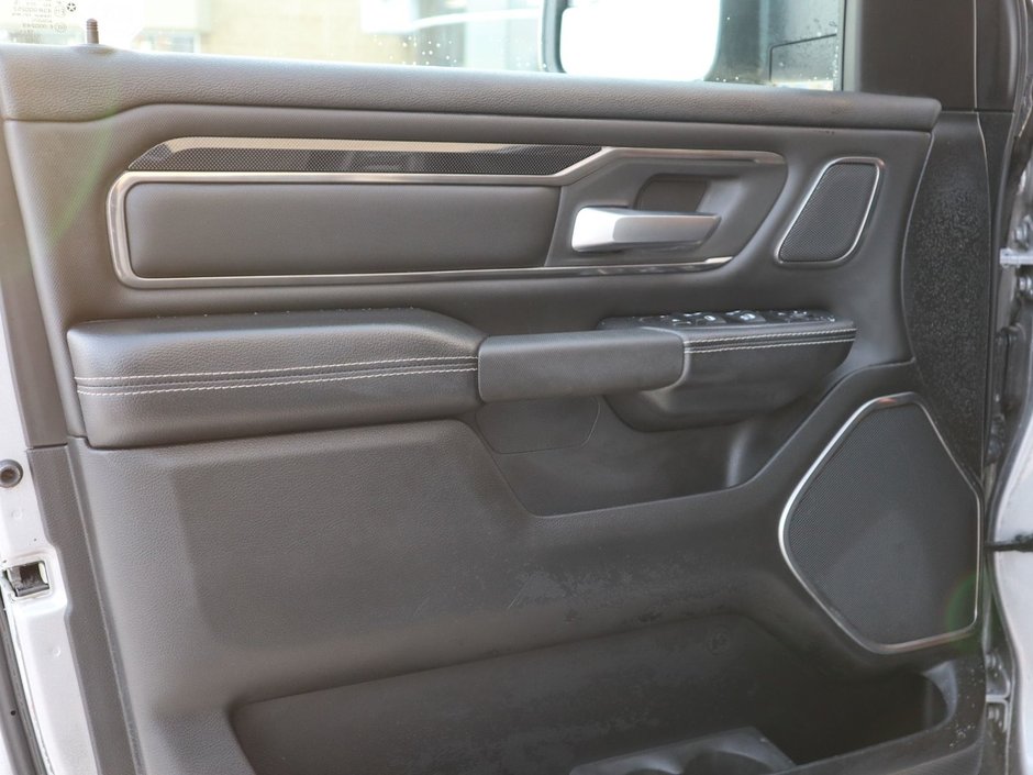 2020 Ram 1500 SPORT IN BILLET METALLIC EQUIPPED WITH A 5.7L HEMI V8 , 4X4 , 8SPD AUTO , 22INCH RIMS , SPORT HOOD , PWR RUNNING BOARDS , 125L T-17