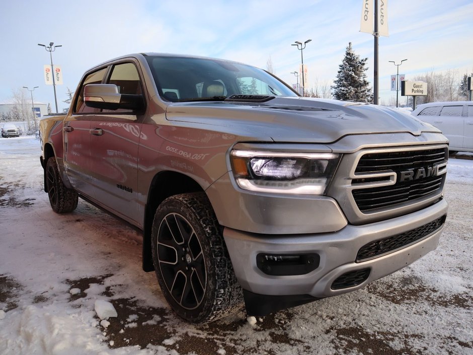 2020 Ram 1500 SPORT IN BILLET METALLIC EQUIPPED WITH A 5.7L HEMI V8 , 4X4 , 8SPD AUTO , 22INCH RIMS , SPORT HOOD , PWR RUNNING BOARDS , 125L T-10