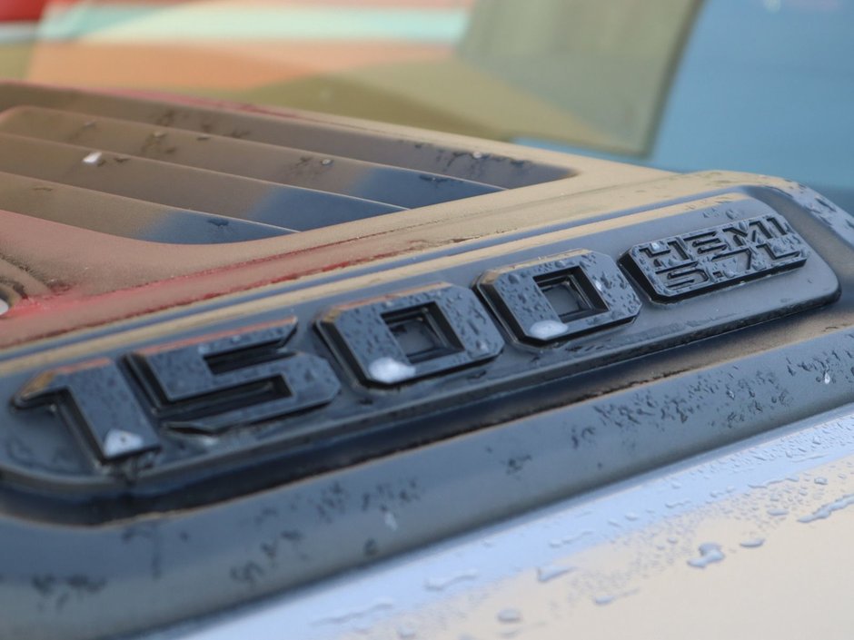 2020 Ram 1500 SPORT IN BILLET METALLIC EQUIPPED WITH A 5.7L HEMI V8 , 4X4 , 8SPD AUTO , 22INCH RIMS , SPORT HOOD , PWR RUNNING BOARDS , 125L T-11