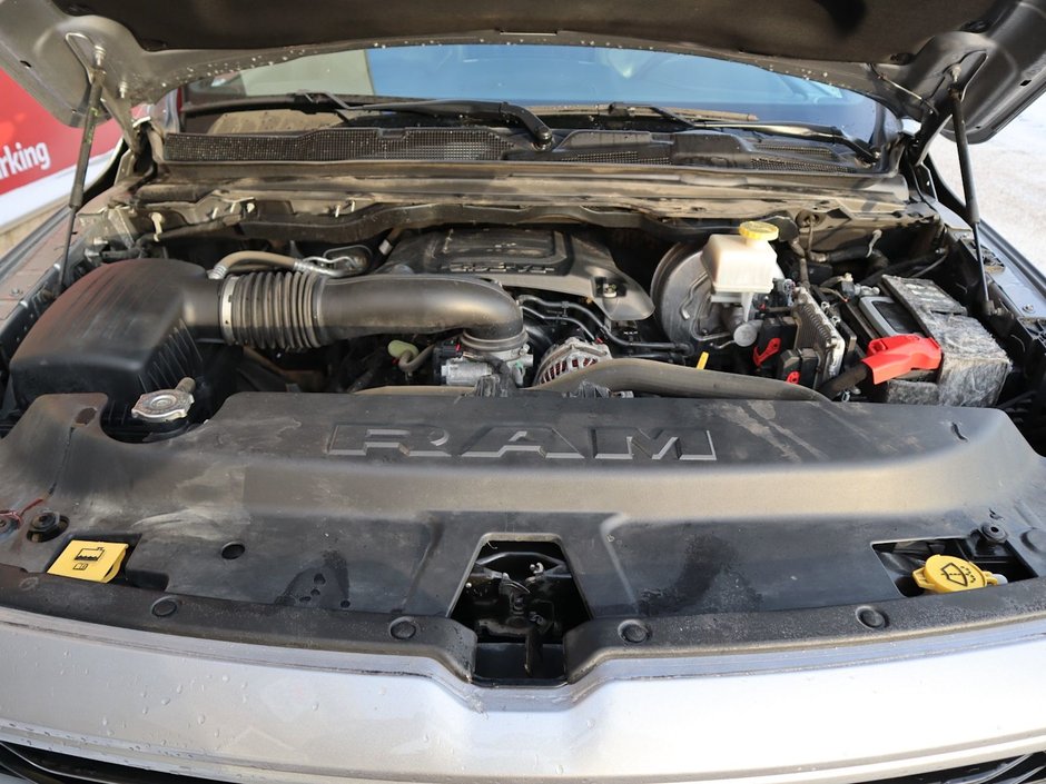 2020 Ram 1500 SPORT IN BILLET METALLIC EQUIPPED WITH A 5.7L HEMI V8 , 4X4 , 8SPD AUTO , 22INCH RIMS , SPORT HOOD , PWR RUNNING BOARDS , 125L T-29