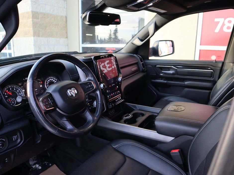 2020 Ram 1500 SPORT IN BILLET METALLIC EQUIPPED WITH A 5.7L HEMI V8 , 4X4 , 8SPD AUTO , 22INCH RIMS , SPORT HOOD , PWR RUNNING BOARDS , 125L T-16