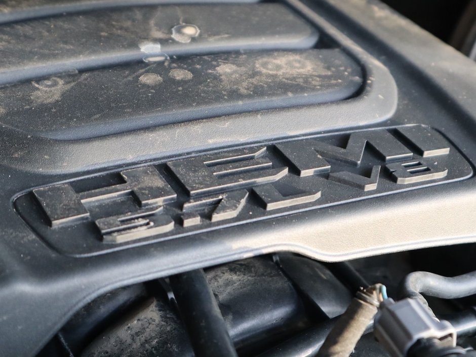 2020 Ram 1500 SPORT IN BILLET METALLIC EQUIPPED WITH A 5.7L HEMI V8 , 4X4 , 8SPD AUTO , 22INCH RIMS , SPORT HOOD , PWR RUNNING BOARDS , 125L T-30