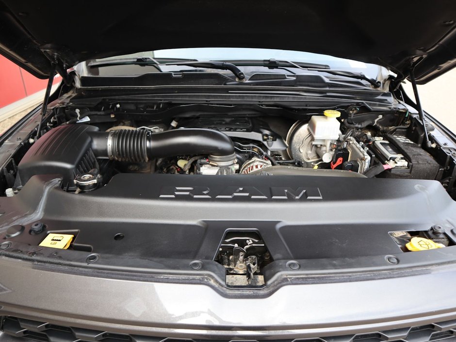 2022 Ram 1500 SPORT IN GRANITE METALLIC EQUIPPED WITH A 5.7L HEMI V8 , 4X4 , 8SPD AUTO , SPORT HOOD , SIDE STEPS , TRI FOLD TONNEAU , LVL 2 EQ-29