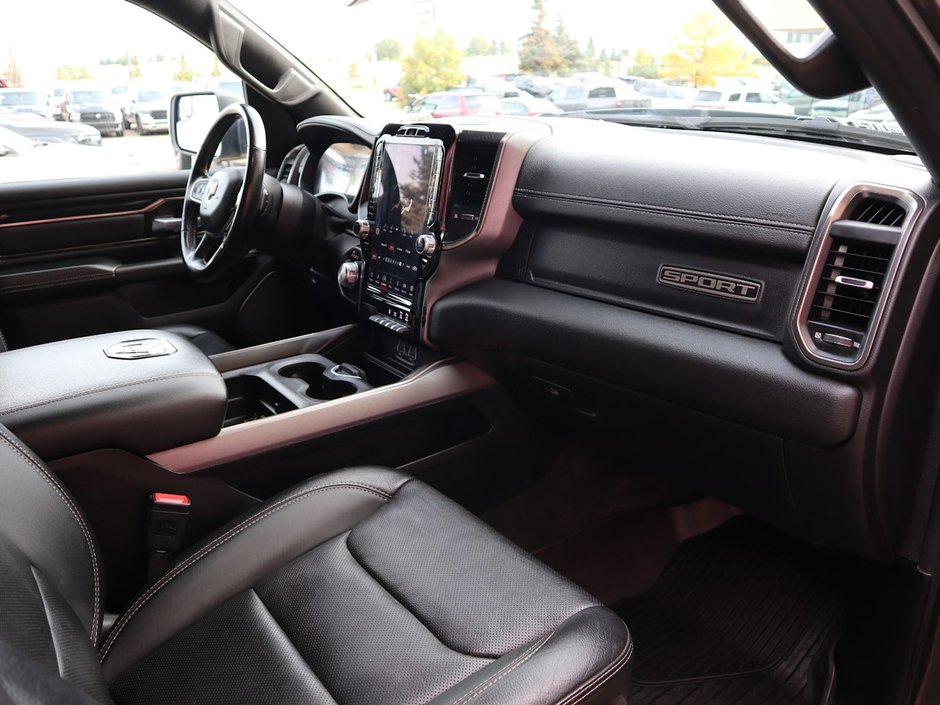 2022 Ram 1500 SPORT IN GRANITE METALLIC EQUIPPED WITH A 5.7L HEMI V8 , 4X4 , 8SPD AUTO , SPORT HOOD , SIDE STEPS , TRI FOLD TONNEAU , LVL 2 EQ-22