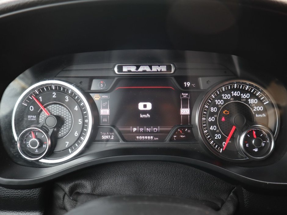 2022 Ram 1500 SPORT IN GRANITE METALLIC EQUIPPED WITH A 5.7L HEMI V8 , 4X4 , 8SPD AUTO , SPORT HOOD , SIDE STEPS , TRI FOLD TONNEAU , LVL 2 EQ-27