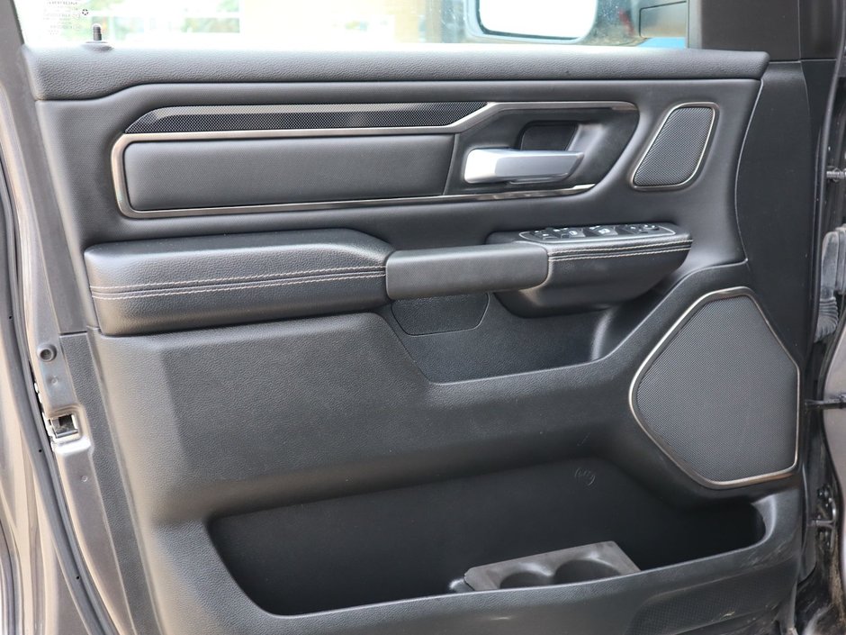 2022 Ram 1500 SPORT IN GRANITE METALLIC EQUIPPED WITH A 5.7L HEMI V8 , 4X4 , 8SPD AUTO , SPORT HOOD , SIDE STEPS , TRI FOLD TONNEAU , LVL 2 EQ-18