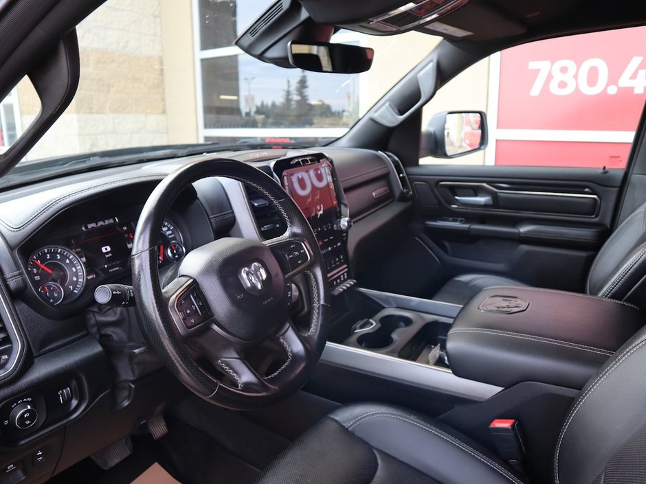 2022 Ram 1500 SPORT IN GRANITE METALLIC EQUIPPED WITH A 5.7L HEMI V8 , 4X4 , 8SPD AUTO , SPORT HOOD , SIDE STEPS , TRI FOLD TONNEAU , LVL 2 EQ-17