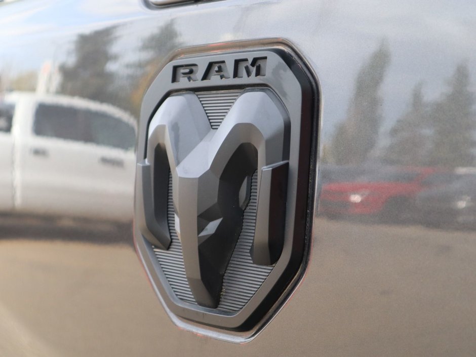 2022 Ram 1500 SPORT IN GRANITE METALLIC EQUIPPED WITH A 5.7L HEMI V8 , 4X4 , 8SPD AUTO , SPORT HOOD , SIDE STEPS , TRI FOLD TONNEAU , LVL 2 EQ-14