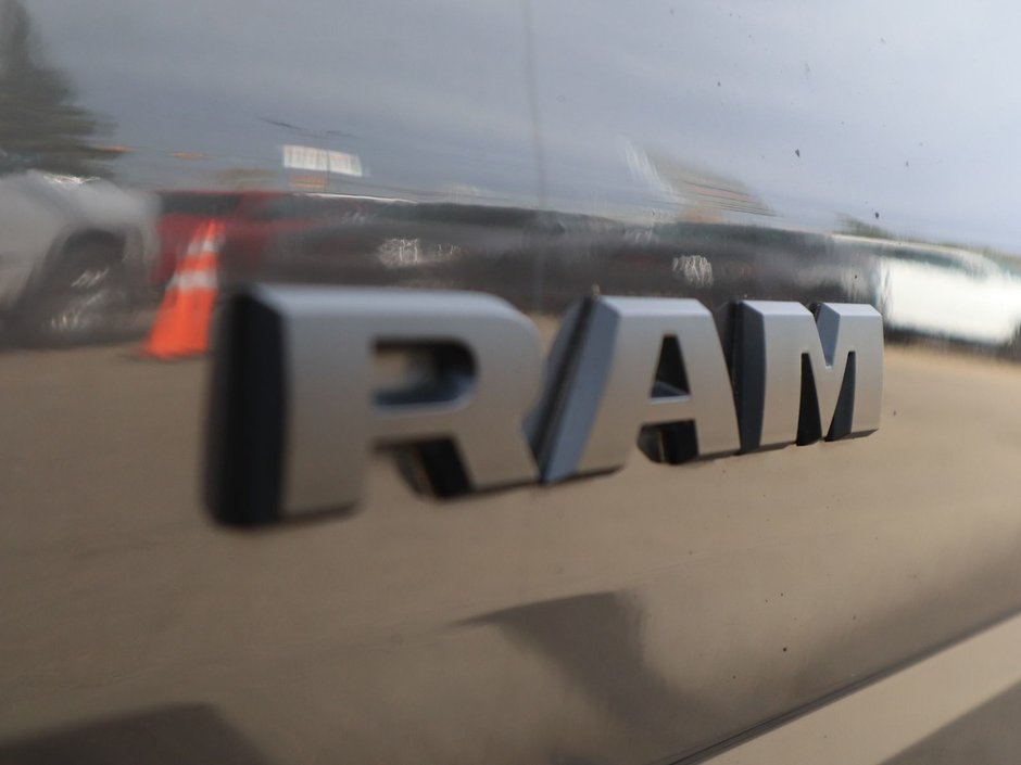 2022 Ram 1500 SPORT IN GRANITE METALLIC EQUIPPED WITH A 5.7L HEMI V8 , 4X4 , 8SPD AUTO , SPORT HOOD , SIDE STEPS , TRI FOLD TONNEAU , LVL 2 EQ-13