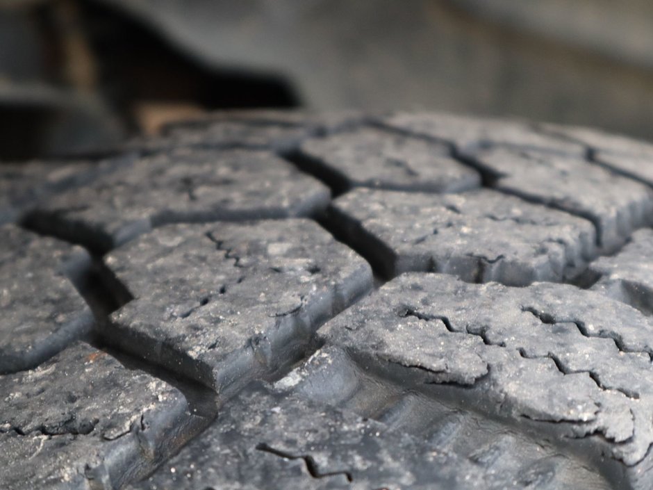 2022 Ram 1500 SPORT IN GRANITE METALLIC EQUIPPED WITH A 5.7L HEMI V8 , 4X4 , 8SPD AUTO , SPORT HOOD , SIDE STEPS , TRI FOLD TONNEAU , LVL 2 EQ-5