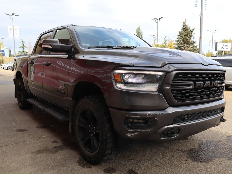 2022 Ram 1500 SPORT IN GRANITE METALLIC EQUIPPED WITH A 5.7L HEMI V8 , 4X4 , 8SPD AUTO , SPORT HOOD , SIDE STEPS , TRI FOLD TONNEAU , LVL 2 EQ-11