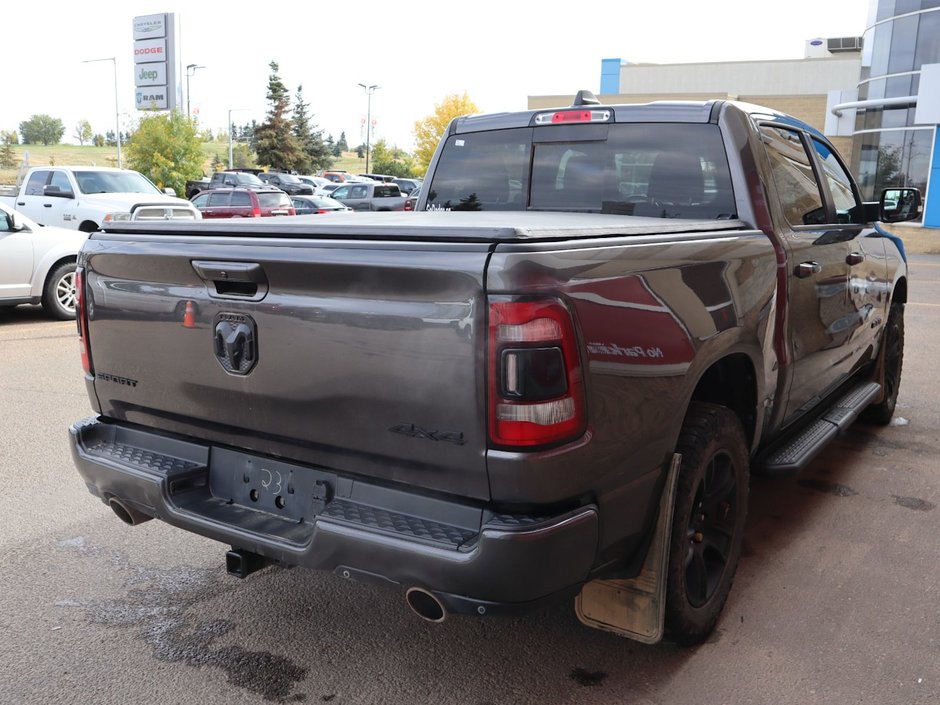 2022 Ram 1500 SPORT IN GRANITE METALLIC EQUIPPED WITH A 5.7L HEMI V8 , 4X4 , 8SPD AUTO , SPORT HOOD , SIDE STEPS , TRI FOLD TONNEAU , LVL 2 EQ-10