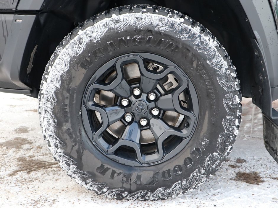 2022 Ram 1500 TRX IN DIAMOND BLACK EQUIPPED WITH A 6.2L SUPERCHARGED V8 , 4X4 , 8SPD TF AUTO , PANORAMIC SUNROOF , TRX LVL 1 , LOCKING REAR AX-4