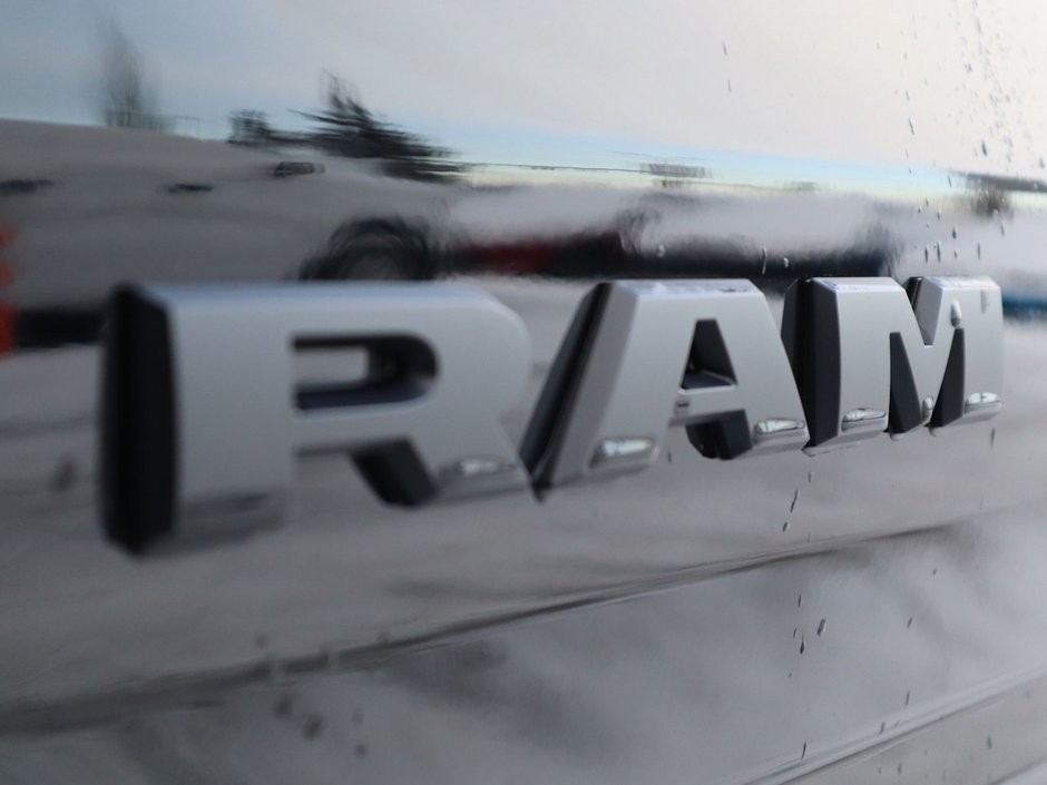 2022 Ram 1500 TRX IN DIAMOND BLACK EQUIPPED WITH A 6.2L SUPERCHARGED V8 , 4X4 , 8SPD TF AUTO , PANORAMIC SUNROOF , TRX LVL 1 , LOCKING REAR AX-12