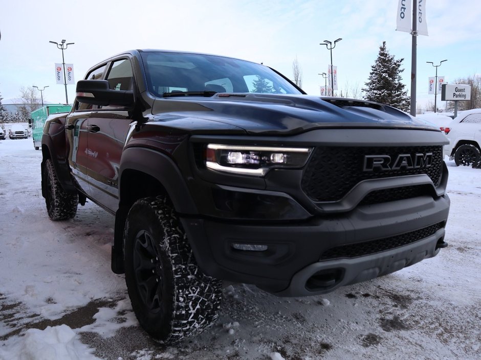 2022 Ram 1500 TRX IN DIAMOND BLACK EQUIPPED WITH A 6.2L SUPERCHARGED V8 , 4X4 , 8SPD TF AUTO , PANORAMIC SUNROOF , TRX LVL 1 , LOCKING REAR AX-10