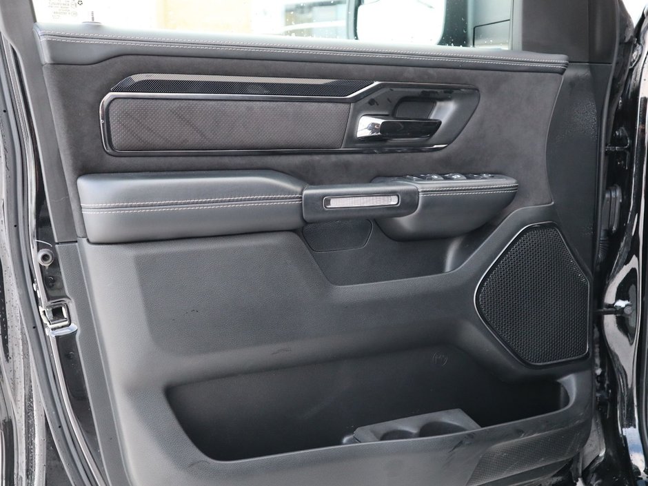 2022 Ram 1500 TRX IN DIAMOND BLACK EQUIPPED WITH A 6.2L SUPERCHARGED V8 , 4X4 , 8SPD TF AUTO , PANORAMIC SUNROOF , TRX LVL 1 , LOCKING REAR AX-17